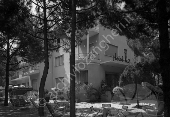 Hotel K2 Cervia esterno giardino scalini terrazza tavolini sedie ombrelloni dondoli albergo