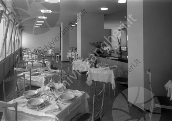Hotel Solemare Sala da pranzo Milano Marittima tavola apparecchiata piatti bicchieri posate sedie colonne