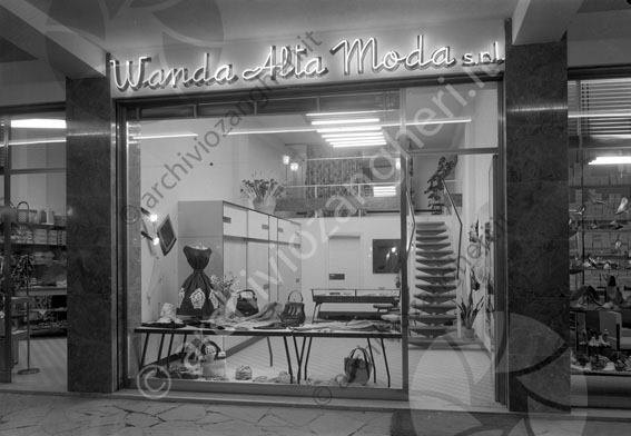 Vetrina negozio Wanda alta moda scale abiti borse vestito armadio