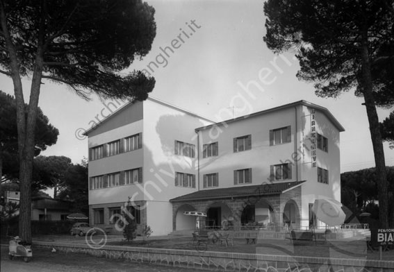 Pensione Biancaneve Ristorante esterno Milano Marittima villa veranda auto vespa ombrelloni giardino alberi