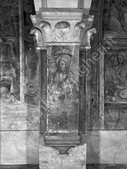Biblioteca Malatestiana piccolo affresco refettorio su colonna dipinto capitello