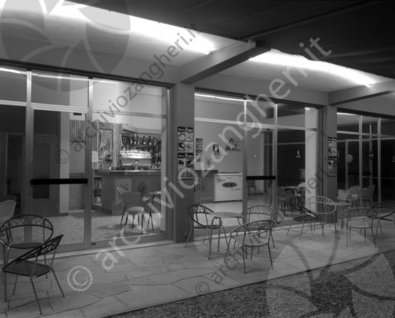 Hotel Tritone esterno bar Milano Marittima (oggi parcheggio multipiano) Viale Ravenna, Fam. Valdré (oggi parcheggio multipiano) sedie tavolini vetrata