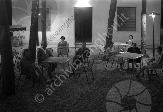 Pensione Domus Milano Marittima notturno (ora Hotel Alexander) giardino pineta auto tavoli sedie ospiti