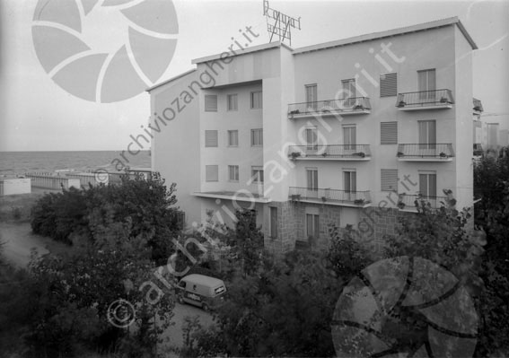 Hotel Royal esterno Milano Marittima mare albergo alberi terrazza stabilimenti balneari spiaggia furgone lavazza