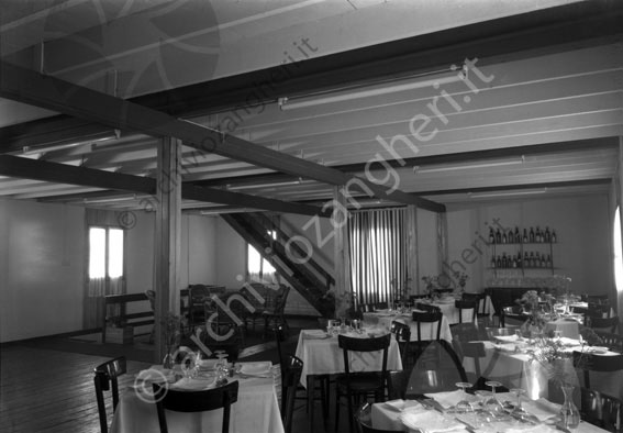 Chalet della Burraia sala pranzo Campigna salone tavola apparecchiata bicchieri travi scale