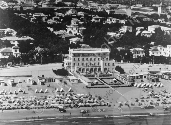 Grand Hotel di Cervia esterno vista dal mare aerea spiaggia mare costa ombrelloni