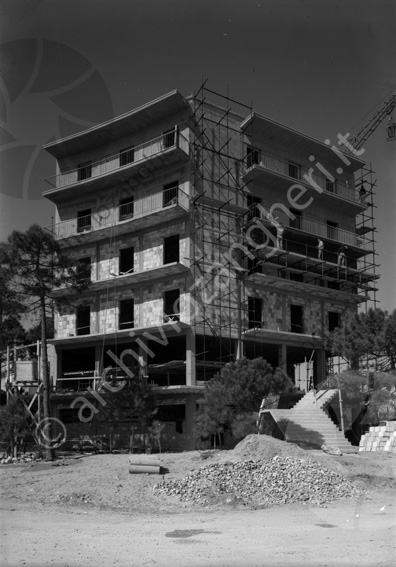 Hotel Sayonara in costruzione Milano Marittima cantiere edile impalcature ponteggi 