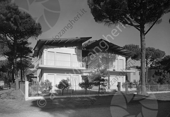 Villetta Viale Leopardi Milano Marittima recinzione terrazze albero pino