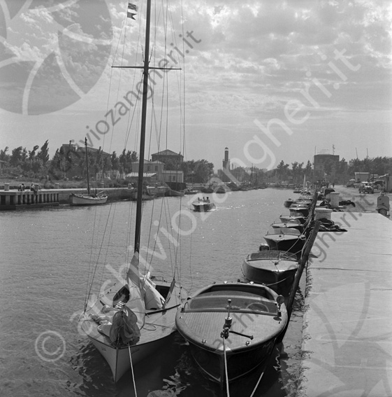 Cervia Canale con motoscafi barche