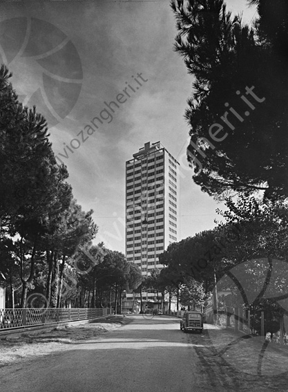 Grattacielo Marinella Milano Marittima strada auto