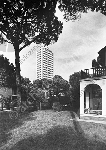 Grattacielo Marinella Milano Marittima panche portico giardino