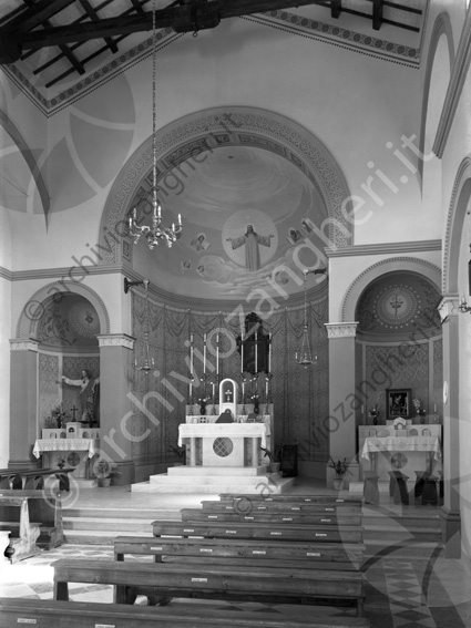Interno chiesa di Perticara Teodorani abside panche altare lampadario 