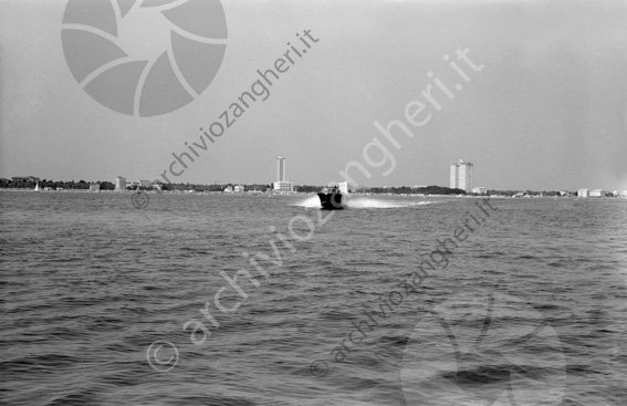 motoscafo in mare con veduta della costa riviera romagnola grattacieli motoscafo mare