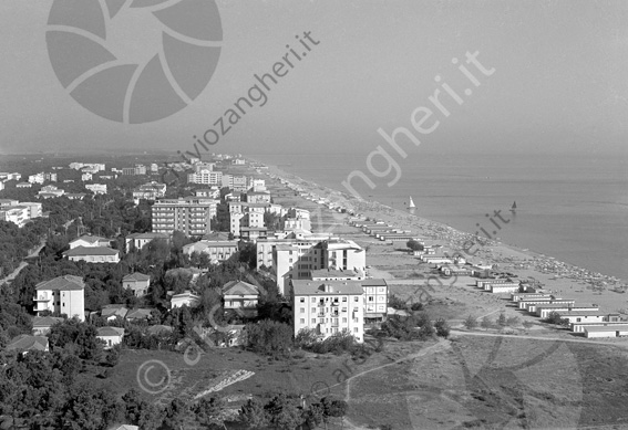 Veduta di Milano Marittima vista panoramica mare riva spiaggia stabilimenti balneari bagni barche vela costa riviera hotel vela