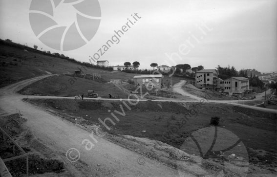 cantiere costruzione Via Pascoli in zona Monte scuola Villa al Monte Damerini edificio scolastico strada sterrata 