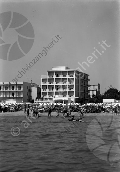 Hotel Continental Milano Marittima esterno dal mare mare spiaggia bagnanti ombrelloni riva