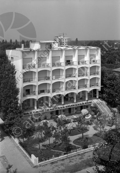 Hotel Saraceno Milano Marittima esterno dall'alto scalinata ombrellone terrazze giardino  albergo