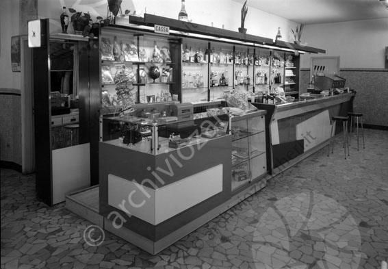 Bar Milazzo Cervia bancone bar macchina del caffè bottiglie orologio cassa sgabelli