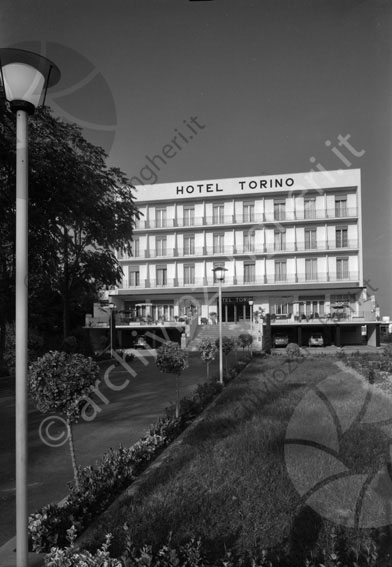 Hotel Torino Cesenatico Esterno e viale lampione vialetto aiuola albergo 