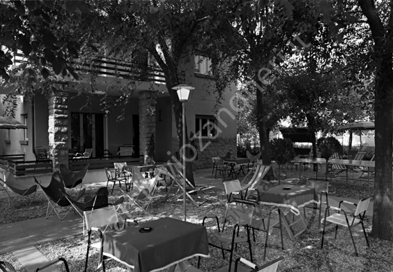 Pensione Marte (presso cavallino marino) esterno  giardino alberi tavoli sedie albergo ombrellone ping pong
