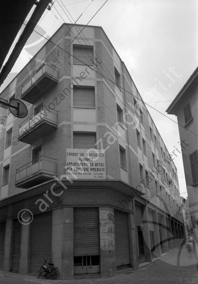 Condominio Fantaguzzi palazzo appartamenti uffici terrazzini strade Via zeffirino re negozi chiusi serrande