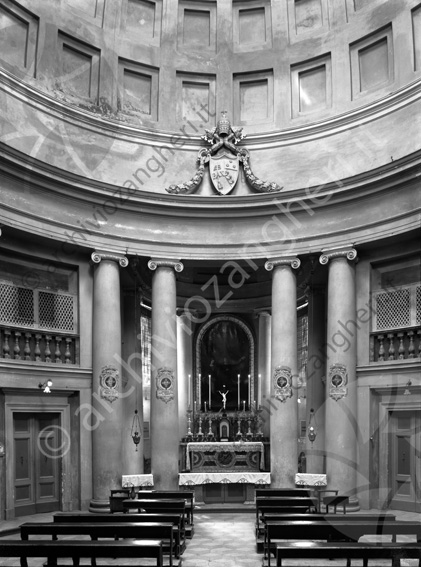 Chiesa di S.Cristina Interno Santa Cristina colonne altare panche stemma