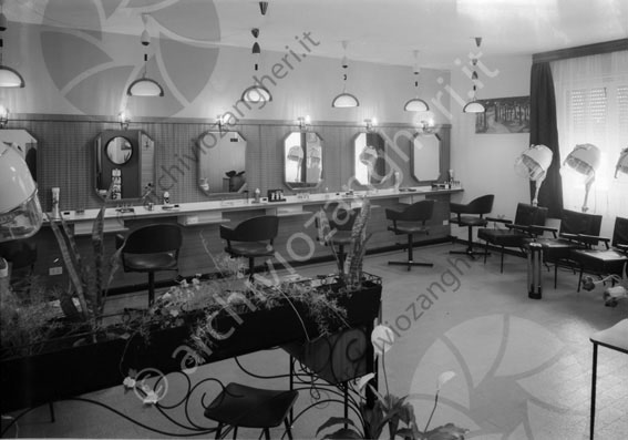 Salone parrucchiere Carlo Cesenatico negozio sedie specchio casco