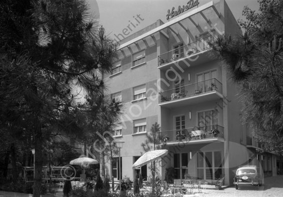 Hotel Helvetia Milano Marittima esterno ombrellone auto terrazza albergo giardino alberi