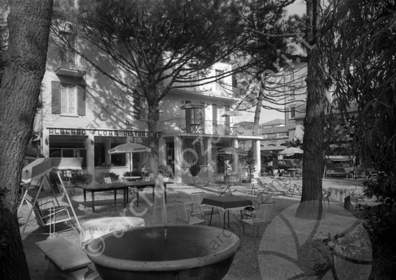 Hotel Flora Milano Marittima esterno albergo ristorante sedie tavoli dondolo terrazza giardino alberi fontanella