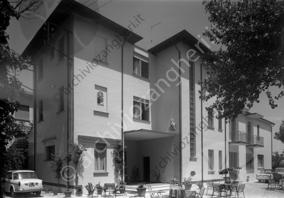 Hotel Vienna Cervia esterno albergo sedie tavoli terrazza auto dondolo