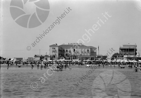 Hotel Universale Cesenatico esterno dal mare mare spiaggia bagnanti ombrelloni riva albergo bagno Daniela bagno Graziano Angela