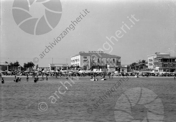 Hotel Universale Cesenatico esterno dal mare mare spiaggia bagnanti ombrelloni riva albergo bagno romana Daniela