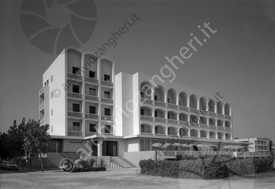 Hotel Internazionale Cesenatico esterno ombrellone albergo terrazza scale ombrellone