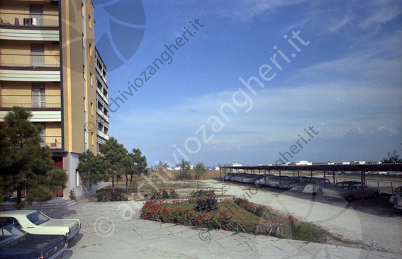 Hotel Adria Milano Marittima giardino e box auto cielo aiuola parcheggi tettoia