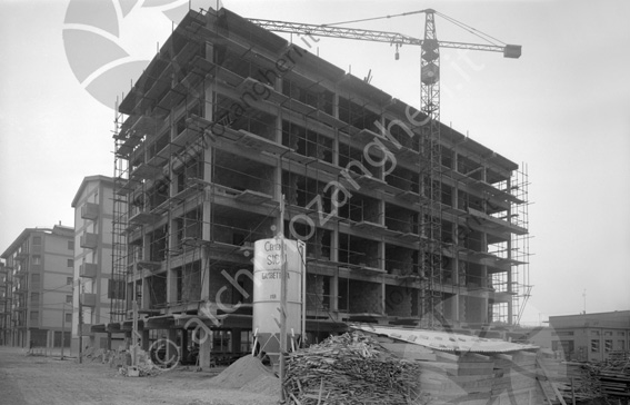 Costruzione SIBBAR condominio angolo Via Nini Bixio Via F.lli Bandiera gru ponteggi impalcature silos legname grezzo Cantiere edile