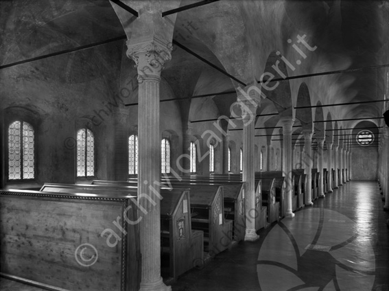 Biblioteca Malatestiana Aula del Nuti portici colonne capitelli banchi