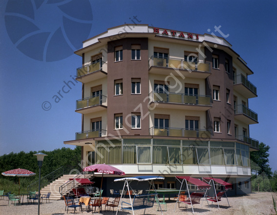 Hotel Batani Cervia esterno  albergo terrazza scale ombrellone dondolo lampione