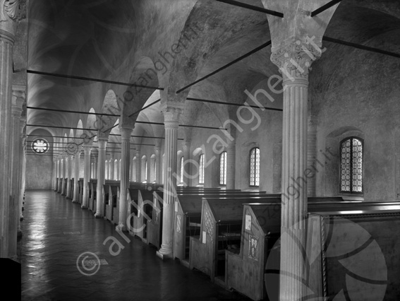 Biblioteca Malatestiana aula del Nuti portico colonne capitelli banchi rosone
