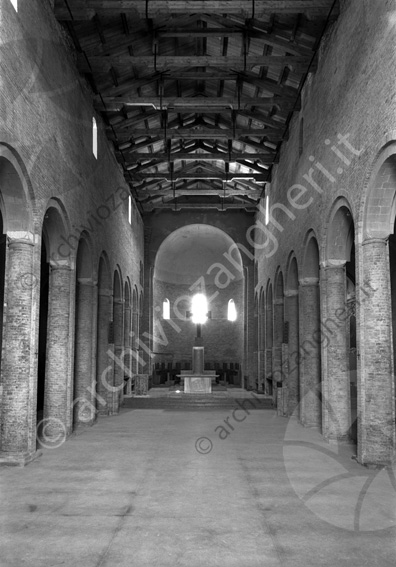 Duomo di Sarsina Interno vuoto navate travi colonne altare abside pavimento