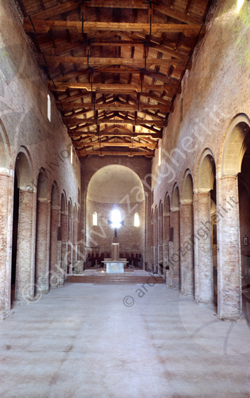 Duomo di Sarsina Interno vuoto navate travi colonne altare abside pavimento