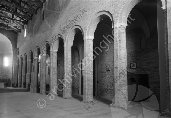 Duomo di Sarsina fiancata destra vuoto navate travi colonne  pavimento