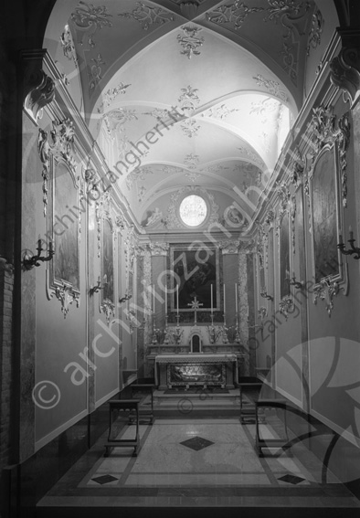 Duomo di Sarsina Cappella S.Vicinio (senza riflettori) altare santo collare quadri candele