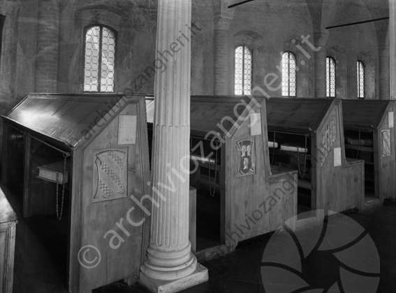 Biblioteca Malatestiana aula del Nuti colonne banchi stemmi finestre 
