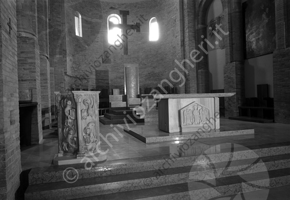 Duomo di Sarsina Altare leggio trono altare trono sedie scalini marmo ambone bassorilievo abside crocifisso chiesa