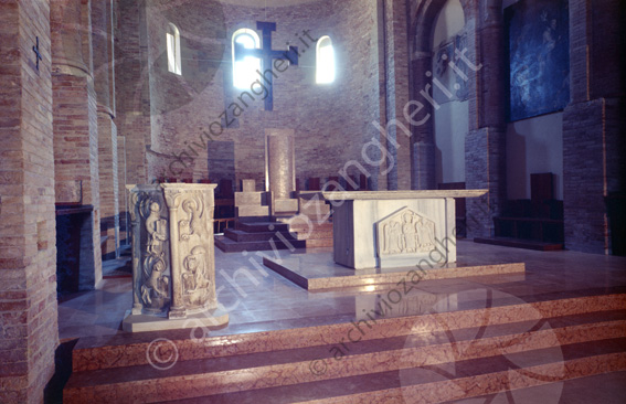 Duomo di Sarsina Altare leggio trono altare trono sedie scalini marmo ambone bassorilievo abside crocifisso chiesa