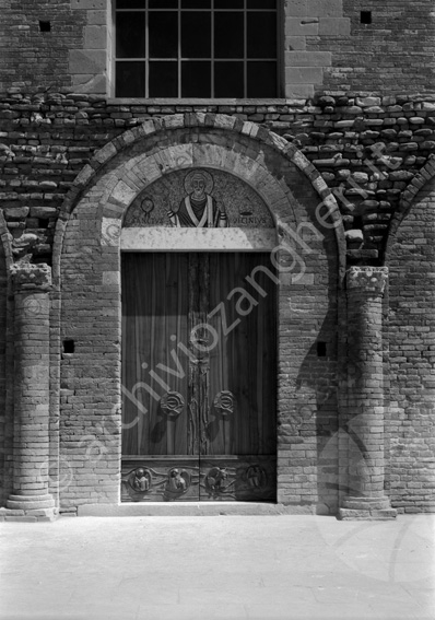 Duomo di Sarsina Portale ingresso portone colonne capitelli mattoni mosaico vetrata
