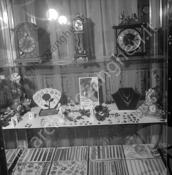Vetrina S.Valentino Orefice Maraldi orologi da tavolo esposizione gioielli braccialetti medaglia dell'amore angioletti