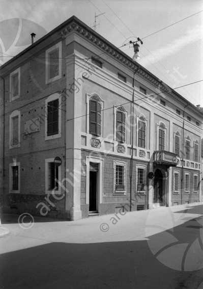 Palazzo Sirotti in Via Chiaramonti strada terrazzino terrazza basorolievi angolo vicolo pasolini