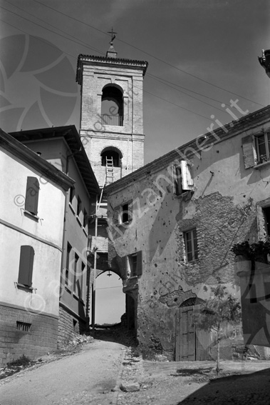 Comune di Roncofreddo Piazzetta Malatesta torre campanaria scala fori proiettili croce alberello