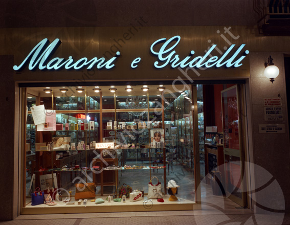 Vetrina negozio Maroni e Gridelli insegna cosmetici borse profumeria 